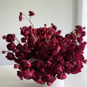 Ramo de mini ranúnculos artificiales color burdeos, flores otoñales artificiales de 25 cm, centro de mesa DIY