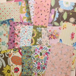Pode incluir: Uma cole&ccedil;&atilde;o de folhas de papel retangulares com diversos padr&otilde;es, incluindo estampas florais, casquinhas de sorvete, borboletas, formas geom&eacute;tricas e designs bot&acirc;nicos em cores como rosa, verde, azul, amarelo e marrom.