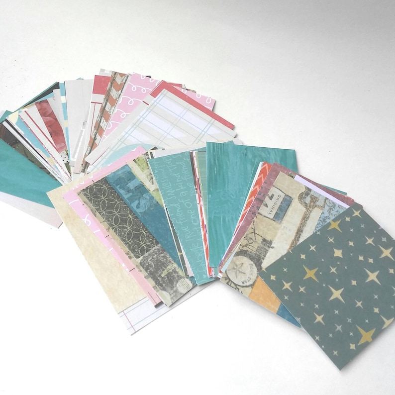 Puede incluir: Una colecci&oacute;n de cuadrados de papel con patrones en varios colores, incluyendo turquesa, rosa, rojo y blanco. Los papeles presentan diferentes dise&ntilde;os, como estrellas, rayas y patrones geom&eacute;tricos.