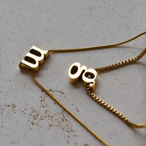 Collar con inicial bañada en oro, collar con nombre en minúscula, cadena de serpiente maciza personalizada con la letra M, joyería impermeable, regalo para ella.