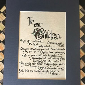 Könnte beinhalten: Eine handschriftliche Inschrift auf Pergamentpapier mit den Worten "To our Children" oben. Die Inschrift enthält Ratschläge und Bibelverse über Freundlichkeit, Ermutigung und Liebe. Der Text ist in einer dekorativen, fließenden Schrift geschrieben.