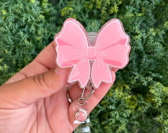 Porta credencial con lazo rosa Coquette: porta credencial hecho a mano con purpurina