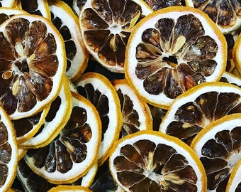 Pode incluir: Rodelas de limão secas, um ingrediente natural para assar, artesanato e decoração de casa. As rodelas são de cor castanho escuro com uma borda amarela.