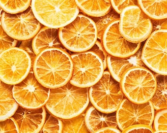 Pode incluir: Vista de perto de numerosas fatias de laranja desidratadas, apresentando um arranjo acolhedor e convidativo. As fatias circulares, em tons de laranja dourado, estão bem juntas, preenchendo a moldura. A imagem destaca a textura e a cor naturais da fruta desidratada.