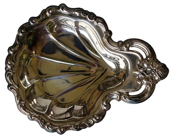 Plato de concha adornado con placa de plata
