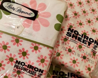 Puede incluir: Un juego de sábanas y fundas de almohada con estampado floral rosa y verde de Lady Pepperell. El paquete incluye una sábana ajustable, una sábana plana y dos fundas de almohada estándar. Las sábanas están etiquetadas como "No-Iron" y están hechas de 50% poliéster Dacron y 50% algodón. La sábana ajustable es para un colchón de 137x191 cm.