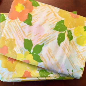 Vintage Bed Sheet - Colorful Vintage Twin Sheet Set - Oranges Yellows - 1970s Bedding - Flat & Fitted - Stevens Tastemaker - Orange Sunshine