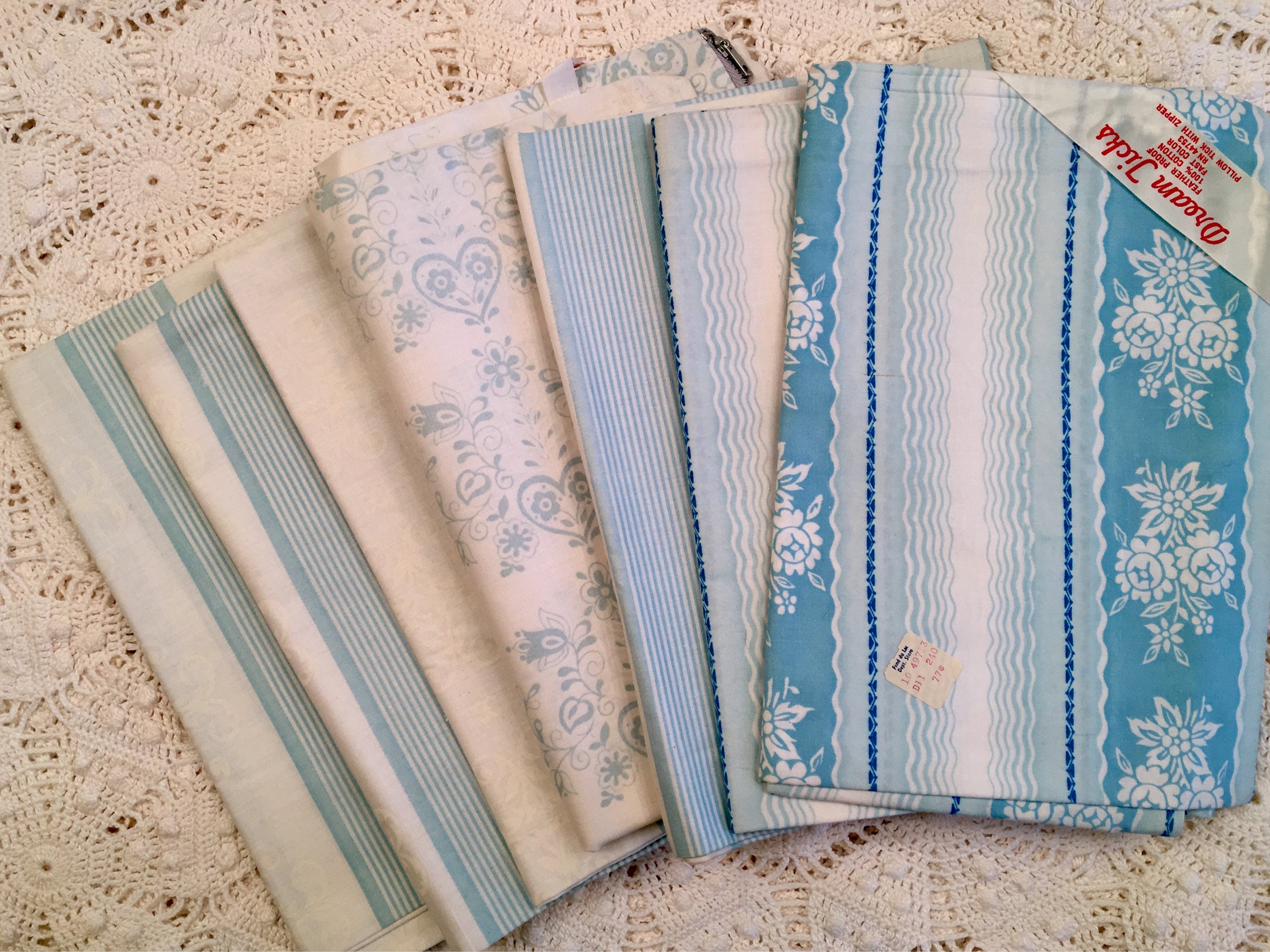 ベッド New Old Stock Vintage Pillow Ticks - Pillow Cover - Blue Floral