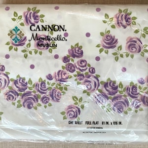 Puede incluir: Una s&aacute;bana plana blanca de tama&ntilde;o completo con un patr&oacute;n floral morado y lunares blancos. La s&aacute;bana est&aacute; hecha de 100% algod&oacute;n y mide 81 pulgadas por 108 pulgadas. La s&aacute;bana est&aacute; empaquetada en pl&aacute;stico y tiene el nombre de la marca Cannon Monticello Muslin impreso en ella.