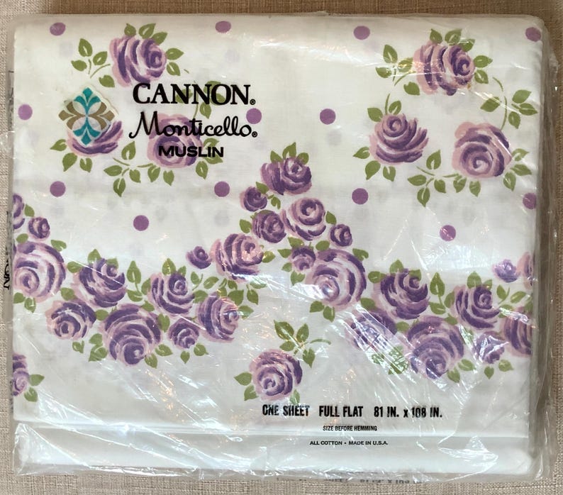 Puede incluir: Una s&aacute;bana plana blanca de tama&ntilde;o completo con un patr&oacute;n floral morado y lunares blancos. La s&aacute;bana est&aacute; hecha de 100% algod&oacute;n y mide 81 pulgadas por 108 pulgadas. La s&aacute;bana est&aacute; empaquetada en pl&aacute;stico y tiene el nombre de la marca Cannon Monticello Muslin impreso en ella.