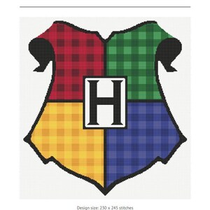 Puede incluir: Patrón de punto de cruz del escudo de Hogwarts, con un diseño a cuadros en rojo, verde, amarillo y azul. El escudo incluye la letra "H" en el centro.