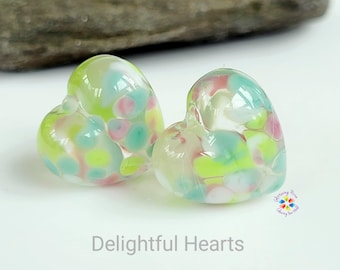 Par de cuentas de lampwork con forma de corazón, verde, rosa, blanco y azul pastel. Suministros de joyería. Fabricado a pedido.