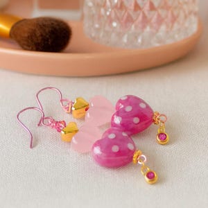 Kolczyki wiszące z niobu, kolczyki z potrójnym serduszkiem, kolczyki hipoalergiczne, biżuteria lampwork, kolor złoty, rubinowo-różowy