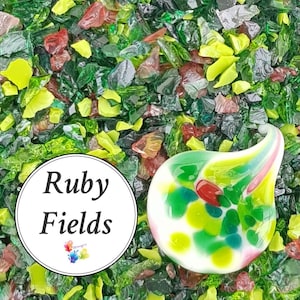 Könnte beinhalten: Nahaufnahme einer Mischung aus grünen, roten und gelben Glasstücken. Die Glasstücke sind klein und unregelmäßig geformt. Der Text "Ruby Fields" ist im Bild sichtbar.