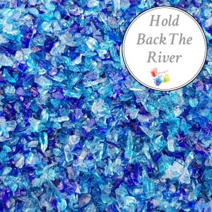 Könnte beinhalten: Ein Nahaufnahmebild von blauem und türkisfarbenem zerbrochenem Glas. Das Glas ist in verschiedenen Größen und Formen. Der Text "Hold Back The River" ist in einem weißen Kreis auf dem Glas geschrieben.
