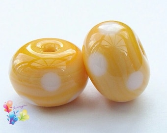Par de contas de vidro soprado feitas à mão, em amarelo creme com bolinhas, sob encomenda.