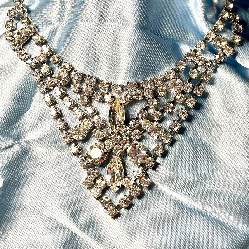 ACRYLIC STONE BIB NECKLACE SET LA-95562 > Fashion Necklaces > Mezon