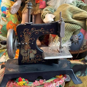 Antique 1920&#39;s German Casige Children&#39;s Toy Sewing Machine