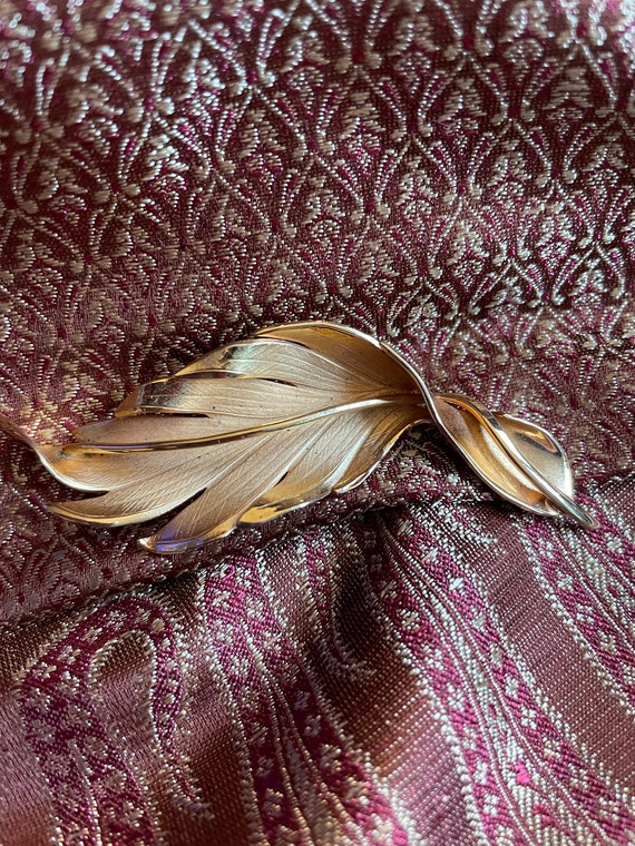 Vintage Goldtone Lisner Swirled Leaf Pin