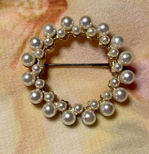Vintage MidCentury Gold-tone and Pearl  Wreath Pin