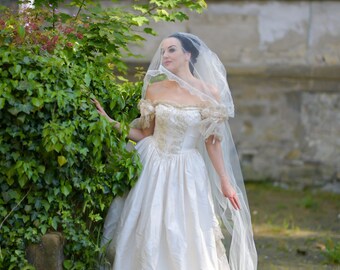 Unverheiratetes Vintage Brautkleid 36 / 38 von Devon of Romantica aus cremeweißer Seide mit goldener Schnürung & Spitze