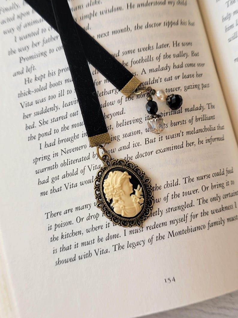 Marcapáginas con camafeo, marcapáginas de terciopelo de estilo vintage, regalo para lectores de estilo victoriano. imagen 1