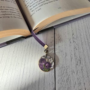 Velvet Ribbon Bookmark, Violet Roses Bookmarker, Purple Reader Gift, Floral Book Lover Gift, Mother Gift afbeelding 2