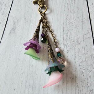 Flower Bag Charm, Vintage Style Purse Zipper Pull, Hand Detailed Floral and Beaded Bag Accessory 画像 3