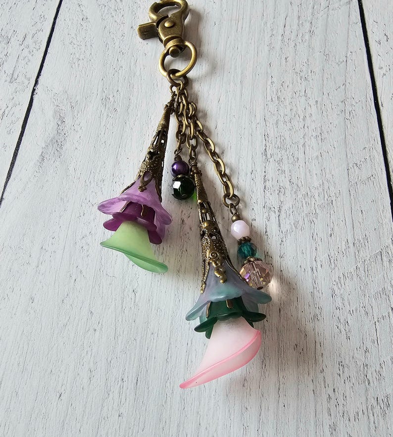 Flower Bag Charm, Vintage Style Purse Zipper Pull, Hand Detailed Floral and Beaded Bag Accessory 画像 3