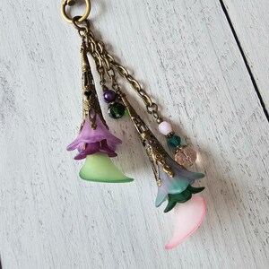 Flower Bag Charm, Vintage Style Purse Zipper Pull, Hand Detailed Floral and Beaded Bag Accessory 画像 2