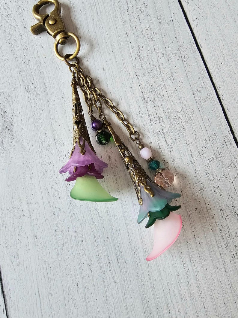 Flower Bag Charm, Vintage Style Purse Zipper Pull, Hand Detailed Floral and Beaded Bag Accessory 画像 2