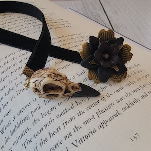 Handcrafted Raven Skull Bookmark with Elegant Flower Bauble Charm - Gothic Inspired Reading Accessory