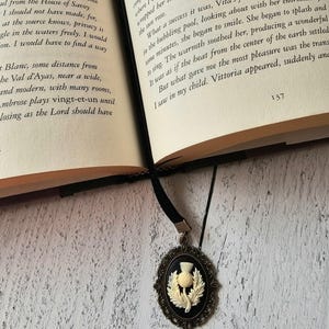 Scottish Thistle Velvet Bookmark in Bronze, Vintage Style Cameo Bookmark, Book Gift for Her, Mother Gift Bild 3