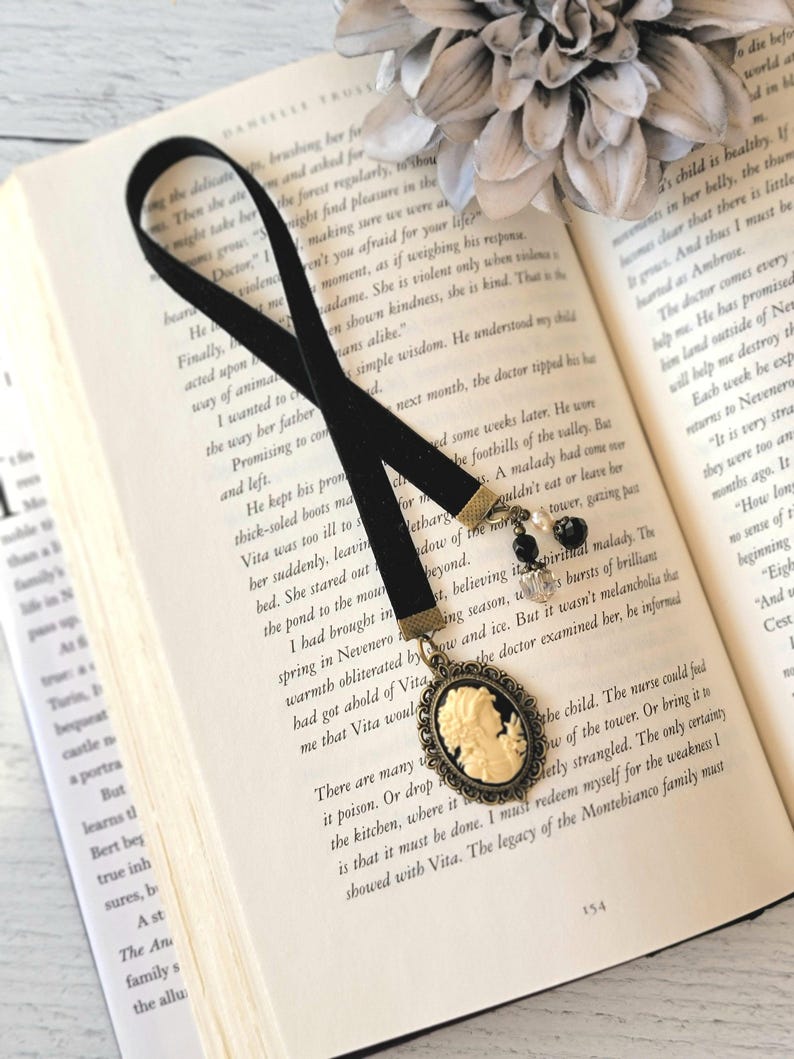 Marcapáginas con camafeo, marcapáginas de terciopelo de estilo vintage, regalo para lectores de estilo victoriano. imagen 2