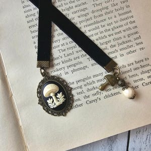 Marcapáginas con camafeo de seta, marcapáginas estilo cottagecore, marcapáginas de micología, marcapáginas de terciopelo estilo vintage, regalo para lectores de estilo victoriano