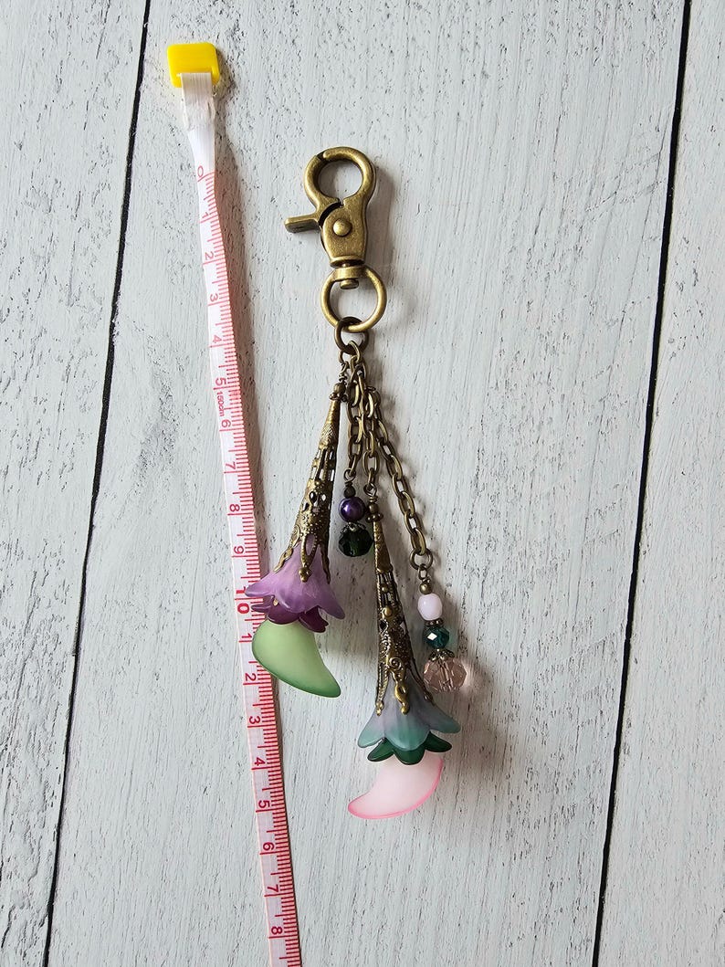 Flower Bag Charm, Vintage Style Purse Zipper Pull, Hand Detailed Floral and Beaded Bag Accessory 画像 6