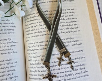 Marcapáginas multihilo para la Biblia. Personaliza tu ayuda de estudio personal con colgantes de cruz, color, número y longitud de cintas.