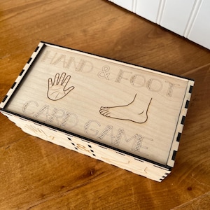 Juego de cartas Mano y Pie, juego cortado con láser, juego de madera, juego familiar, cartas con figuras, regalo de juego, noche de juegos familiar, regalo de jugador, juego de mesa