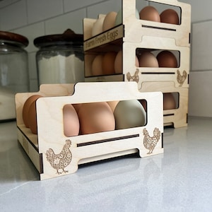 Eierrek stapelen, eierhouder, eierhouder, eierhouder op aanrecht, verse eieren, boerderijdecor, kipdecor, eierdoos, eierdispenser