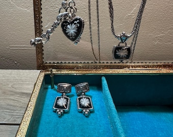 Pulsera y collar de corazón negro con nenúfar de Brighton y pendientes a juego