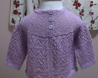 Manteau bébé tricoté main : dentelle violet clair