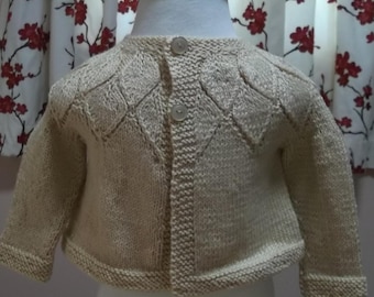 Pull pour bébé en tricot à la main avec empiècement en forme de feuille