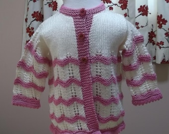 Manteau-pull pour bébé tricoté à la main : mélange de laine mérinos, chevron rose