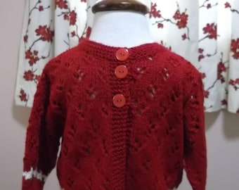 Pull cardigan rouge tricoté à la main pour toute-petite fille