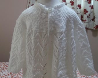 Manteau-pull blanc en dentelle pour petite fille tricoté à la main