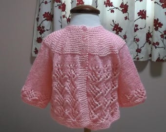 Cardigan tricoté main pour bébé : manteau de matinée en dentelle rose