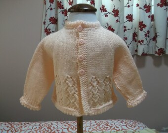 Cardigan bébé pêche tricoté main : pull en maille dentelle