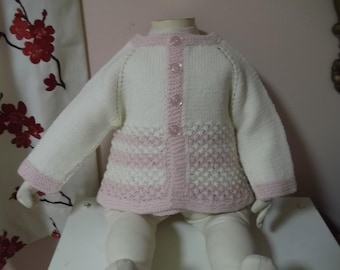 Cardigan tricoté main pour bébé fille : pull rose et blanc à motif pompon