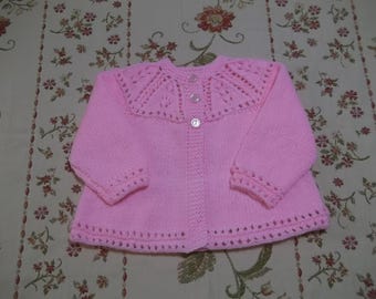 Pull rose pâle tricoté à la main pour bébé fille