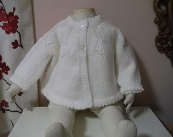 Cardigan tricoté main pour bébé : pull blanc rayon de soleil